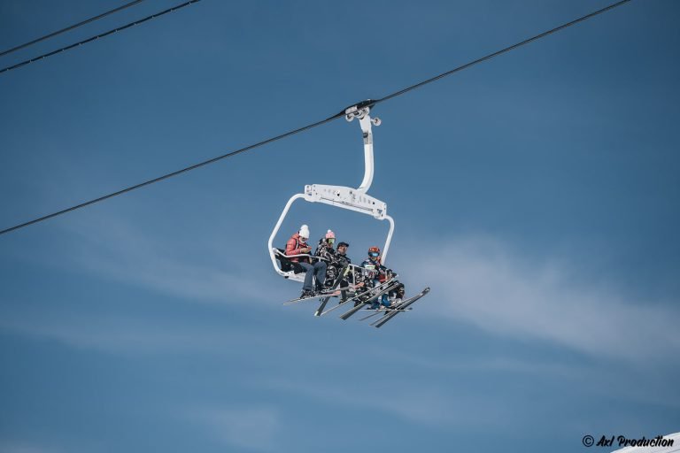 photo skieur sur un télésiège